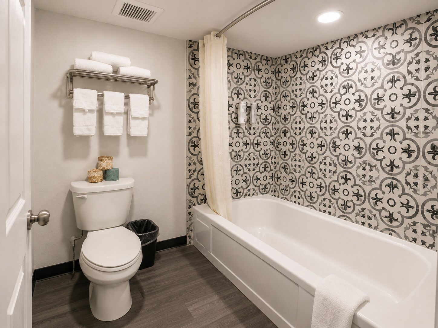 Baignoire, baignoire relaxante profonde, articles de toilette gratuits