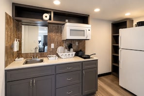 Full-sized fridge, microwave, stovetop, coffee/tea maker - Town Place Studio Extended Stay Snyder, TX (Snyder)