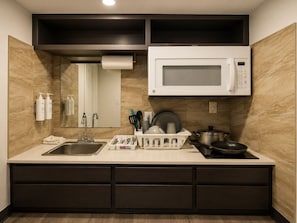 Full-size fridge, microwave, stovetop, coffee/tea maker