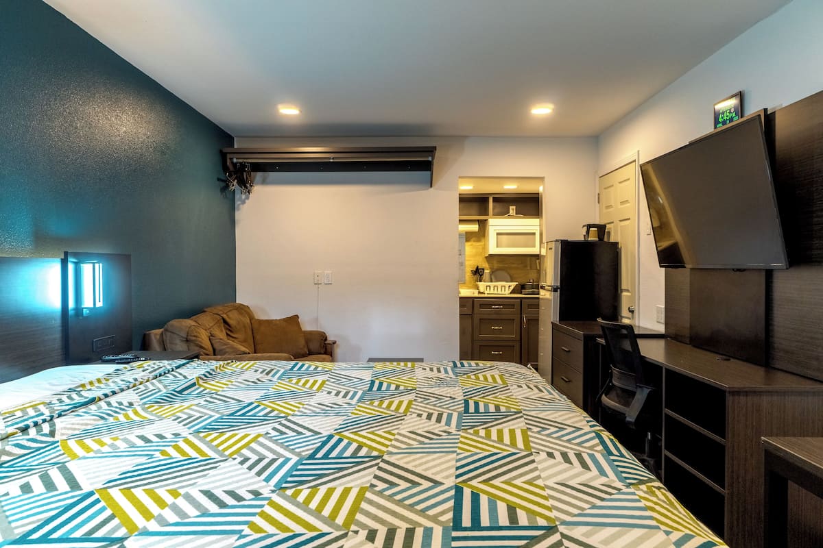 Luxury Studio Suite, 1 King Bed | 1 bedroom, premium bedding, pillowtop beds, desk