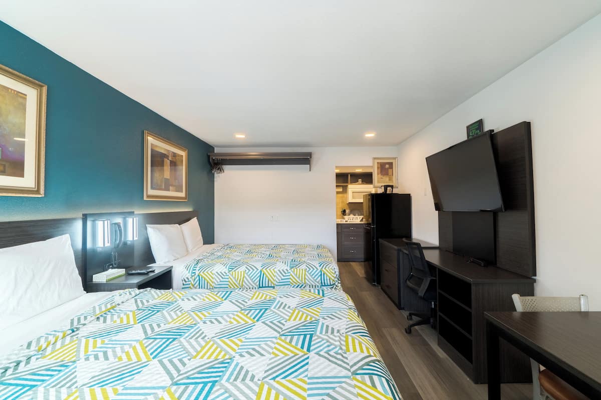 Comfort Studio Suite, 2 Queen Beds | Bathroom | Bathtub, deep soaking tub, free toiletries, towels
