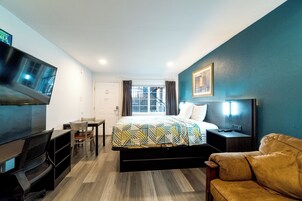 Luxury Studio Suite, 1 King Bed | Premium bedding, pillowtop beds, desk, laptop workspace