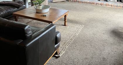 Private Mountain Retreat with room to roam! Horses welcome!