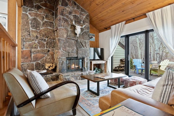 Televisión y chimenea 