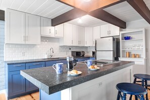 Frigorifero, microonde, forno, piano cottura