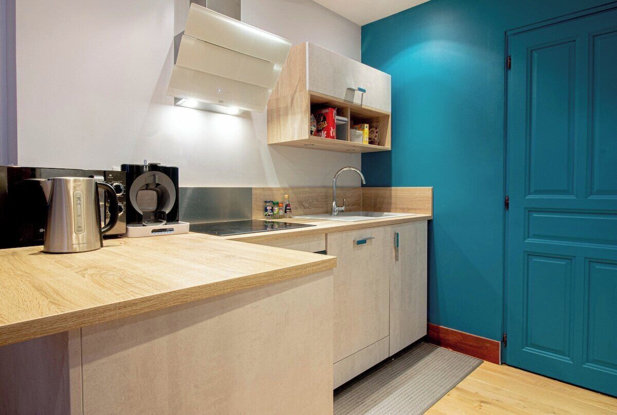 Jääkaappi, mikroaaltouuni, uuni, astianpesukone