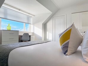 3 habitaciones, tabla de planchar con plancha, wifi y ropa de cama 