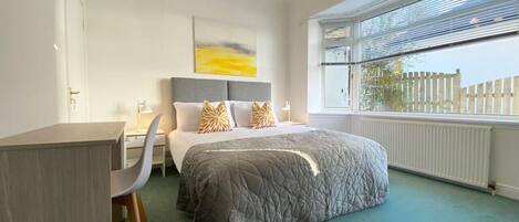 3 عدّة غرف نوم ومكواة/لوح كي وواي فاي وملاءات أسرّة