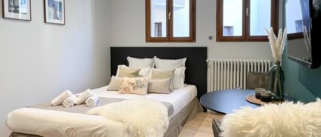 Iron/ironing board, free WiFi, bed sheets