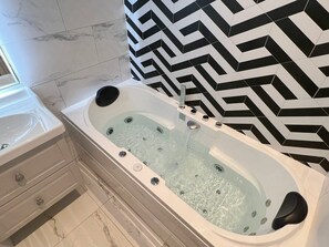 أحواض استحمام، مجففات شعر، مناشف، شامبو