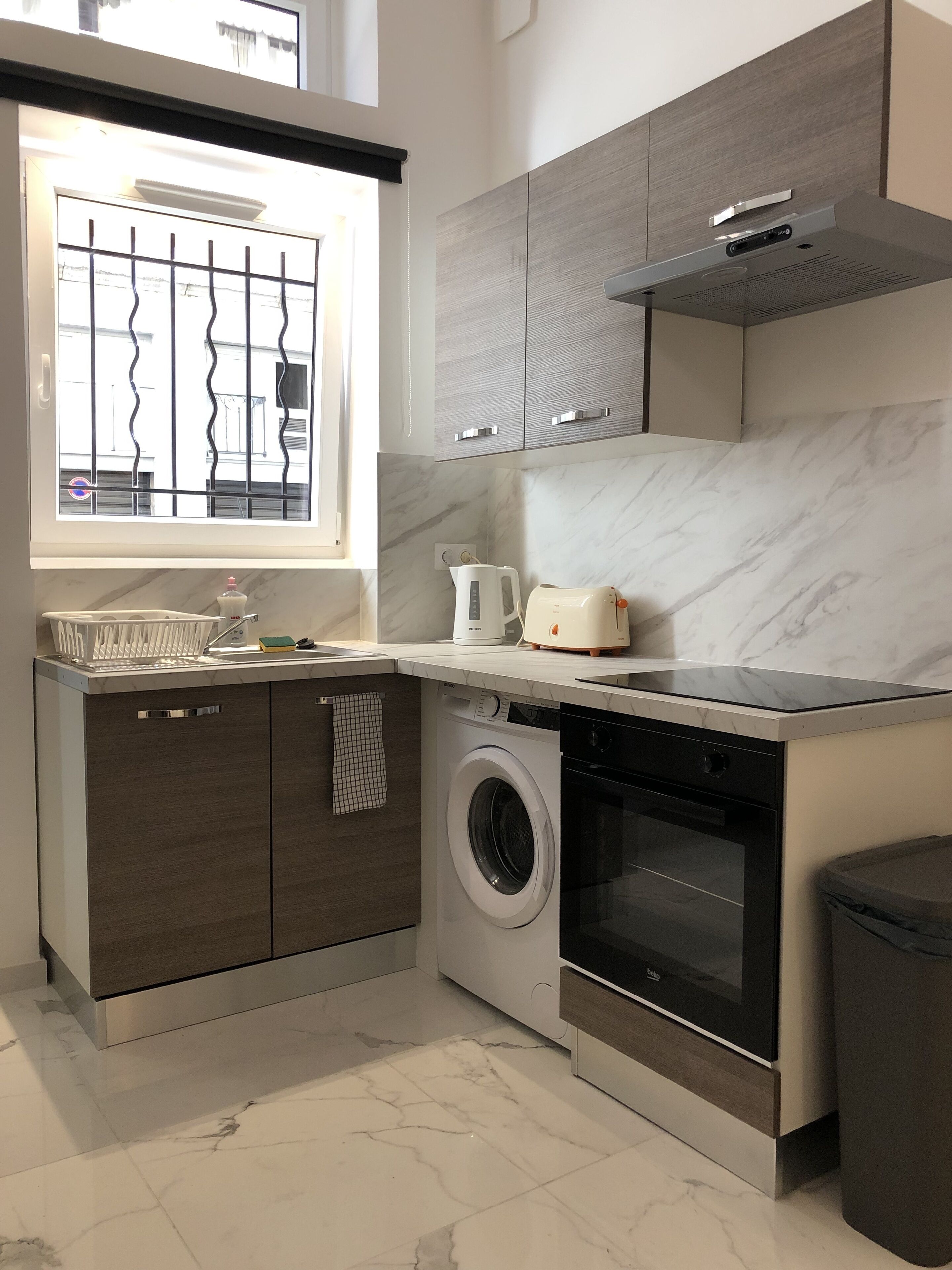 Réfrigérateur, micro-ondes, four, plaque de cuisson