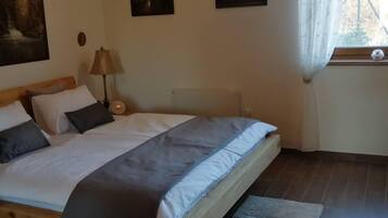 3 habitaciones, tabla de planchar con plancha, wifi y ropa de cama