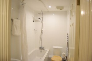 Combined shower/tub, hair dryer, towels