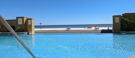 Piscine couverte, piscine extérieure
