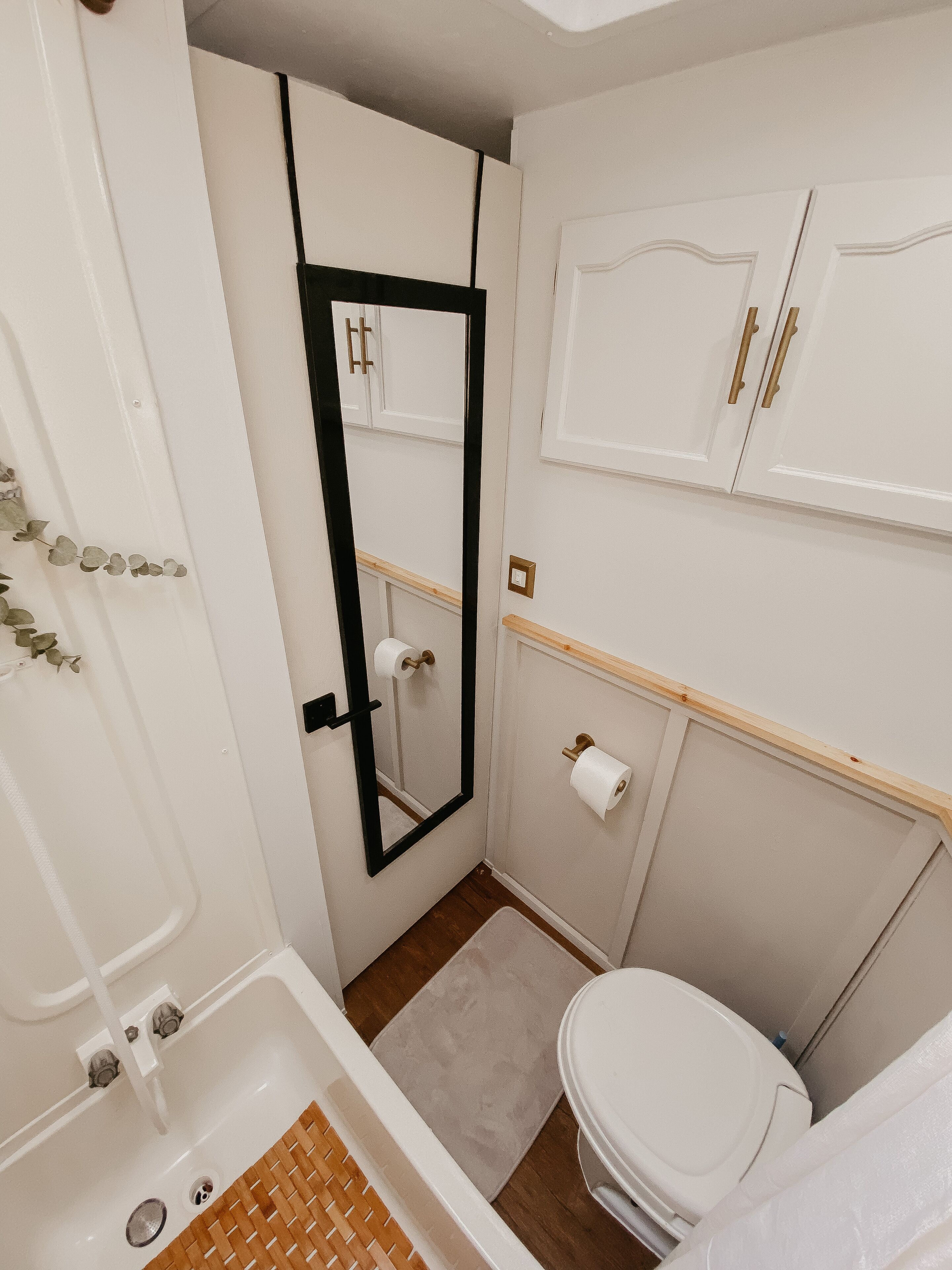 Tina con regadera, secadora de cabello, toallas, jabón 