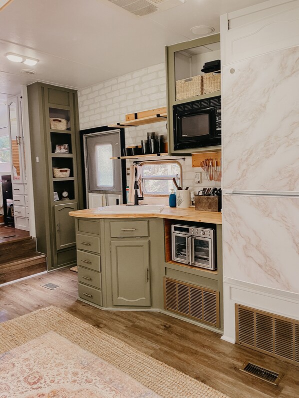 Een koelkast/vriezer, een magnetron, een oven