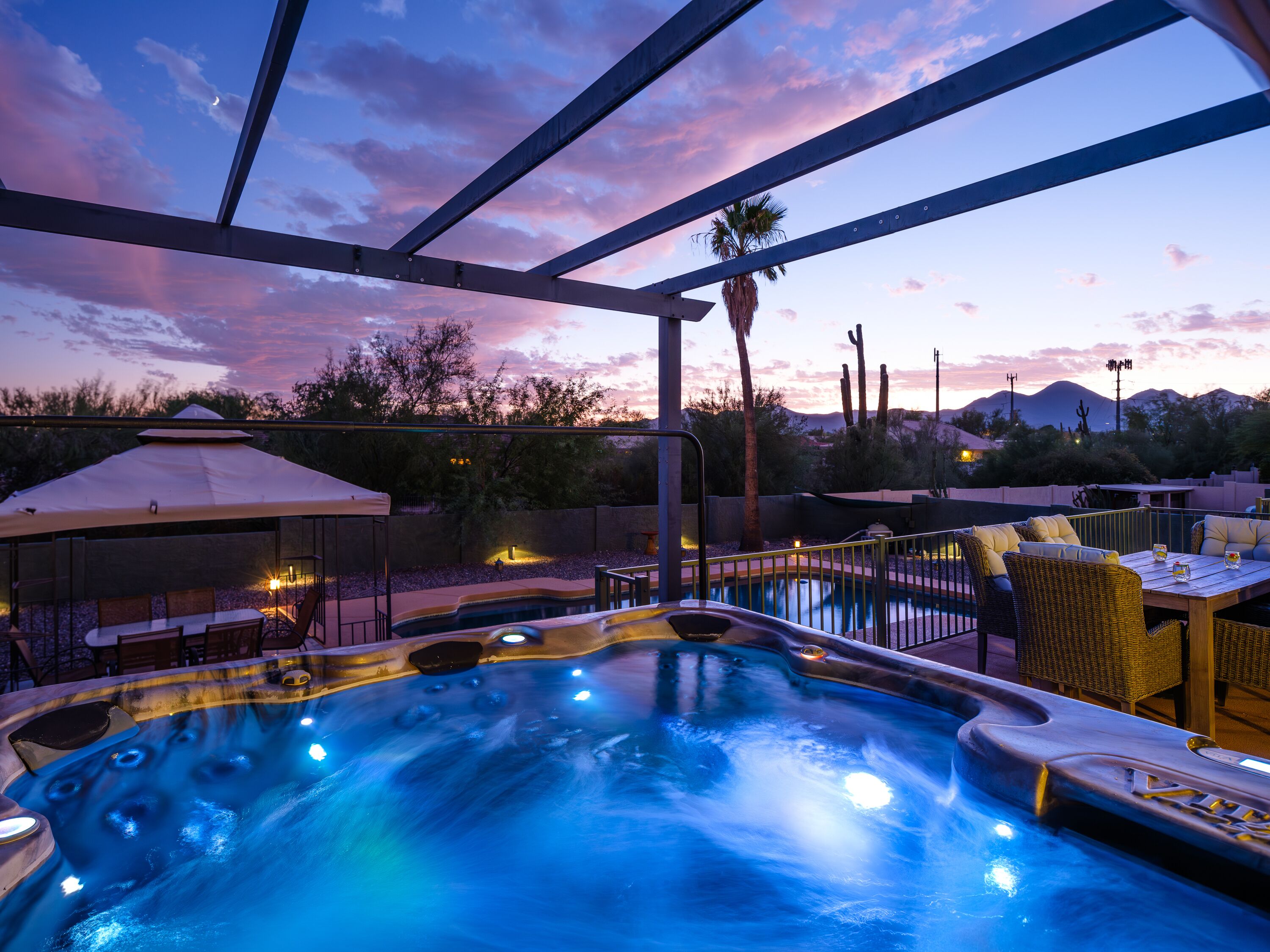 Desert Tide Bungalow - Pool & Spa - Games - Walk to Park!