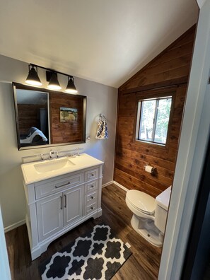 Dusch, hårtork, handdukar och tvål