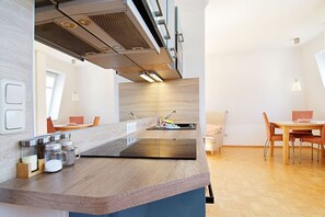 Wasserkocher mit Kaffee-/Teezubehör, Kühlschrank, Mikrowelle, Ofen