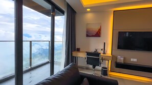 Luxury Suite, 1 Bedroom, Balcony, Mountain View | Living area