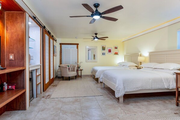 Skrivebord, strykejern/-brett, wi-fi (inkludert) og sengetøy