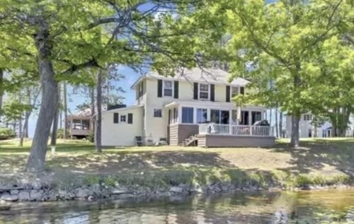 Peaceful, Private Lakeside Retreat on Beautiful Long Lake