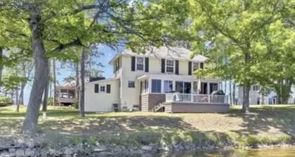 Peaceful, Private Lakeside Retreat on Beautiful Long Lake