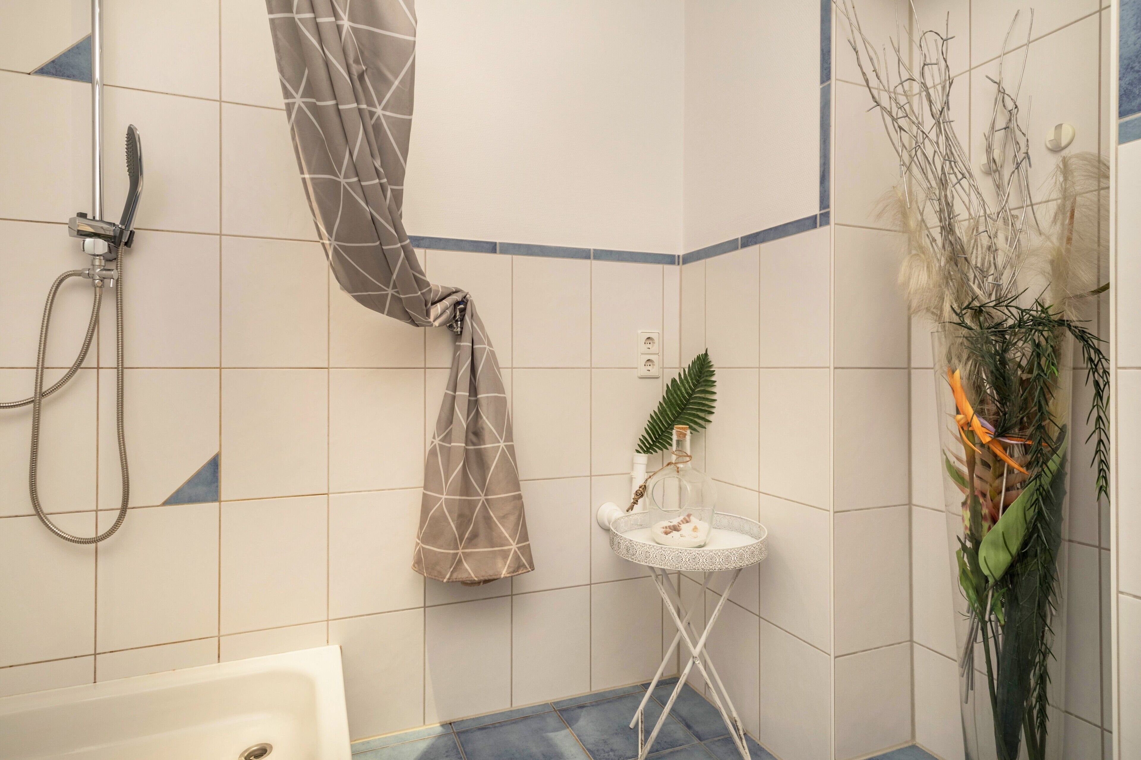 シャワー、ヘアドライヤー、タオル