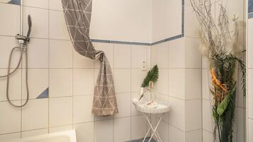 シャワー、ヘアドライヤー、タオル