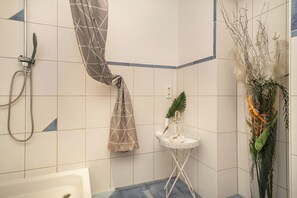 Een douche, een haardroger, handdoeken