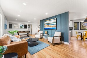 Smart-TV, Tischfußball, Tischtennisplatte, Bücher