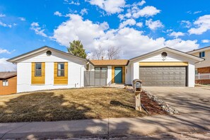 Exterior - Lux & Stylish Family friendly, H Tub, Wi-Fi, EV CHARGE POINT (Centennial)