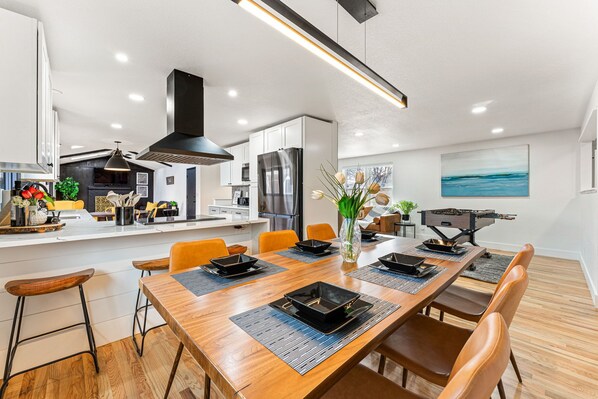 Dining - Lux & Stylish Family friendly, H Tub, Wi-Fi, EV CHARGE POINT (Centennial)