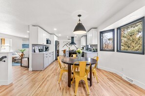 Dining - Lux & Stylish Family friendly, H Tub, Wi-Fi, EV CHARGE POINT (Centennial)