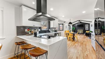 Réfrigérateur, micro-ondes, four, plaque de cuisson