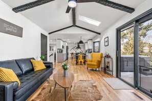 Smart-TV, Tischfußball, Tischtennisplatte, Bücher