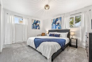 5 bedrooms, desk, iron/ironing board, free WiFi - Lux & Stylish Family friendly, H Tub, Wi-Fi, EV CHARGE POINT (Centennial)