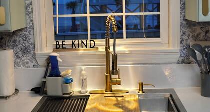Beach Getaway Just Refreshed, Sleeps 8 <4 br> EV level 2 charging- views