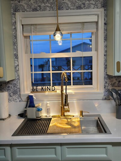 Beach Getaway Just Refreshed, Sleeps 8 <4 br> EV level 2 charging- views