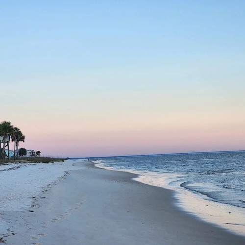 Beach Getaway Just Refreshed, Sleeps 8 <4 br> EV level 2 charging- views