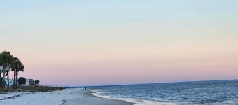 Beach Getaway Just Refreshed, Sleeps 8 <4 br> EV level 2 charging- views