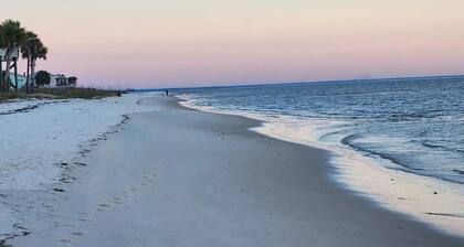 Beach Getaway Just Refreshed, Sleeps 8 <4 br> EV level 2 charging- views