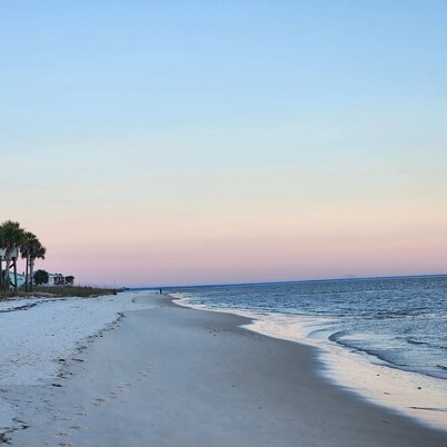 Beach Getaway Just Refreshed, Sleeps 8 <4 br> EV level 2 charging- views