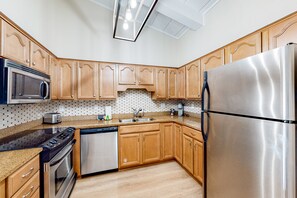 Frigorifero, microonde, forno, piano cottura