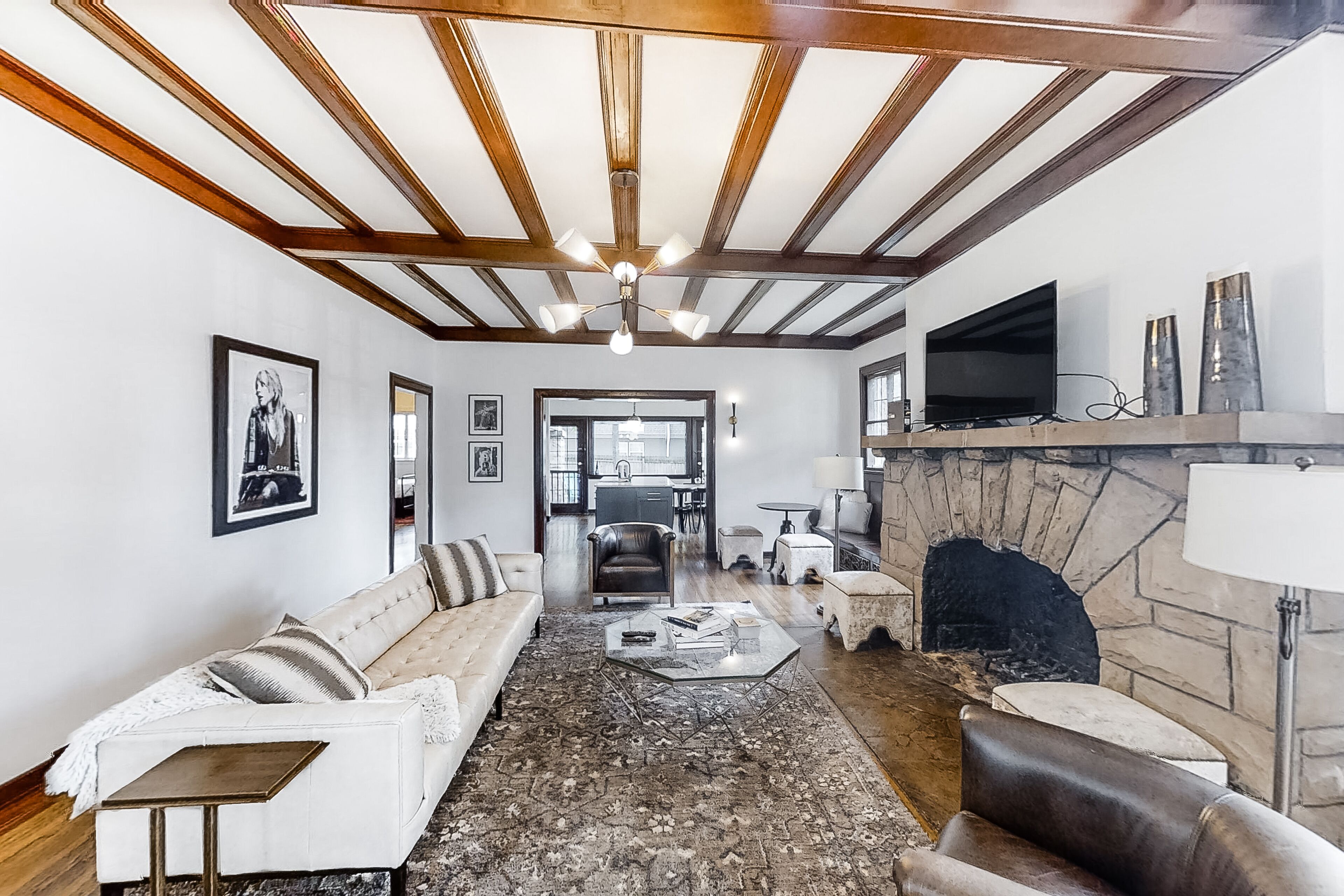 Télévision, cheminée, livres