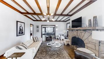 Télévision, cheminée, livres