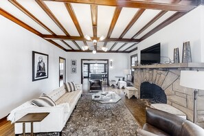 电视、壁炉、书