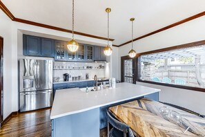 Fridge, microwave, oven, stovetop - Charming cottage with pool, patio, central AC & fitness area (Nashville)