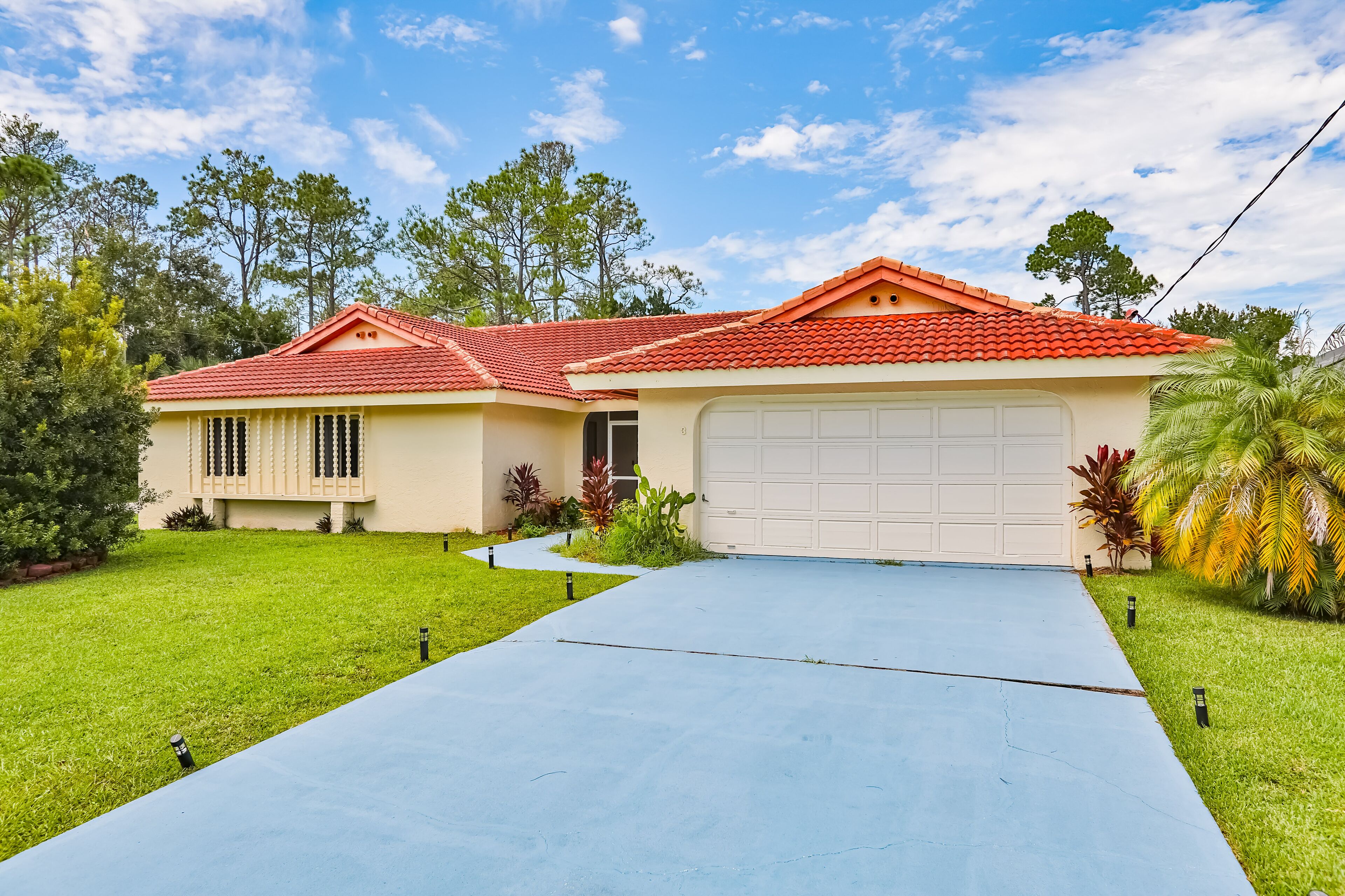 Waterfront hideaway with canal access, screened lanai, pool table, AC, & W/D