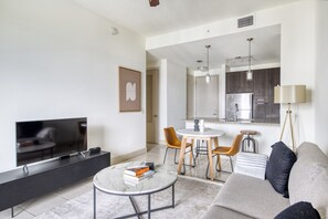 TV, stereo - Charming Doral 1BR w/ W/D, Pool & Gym, nr Airport, by Blueground (Miami)